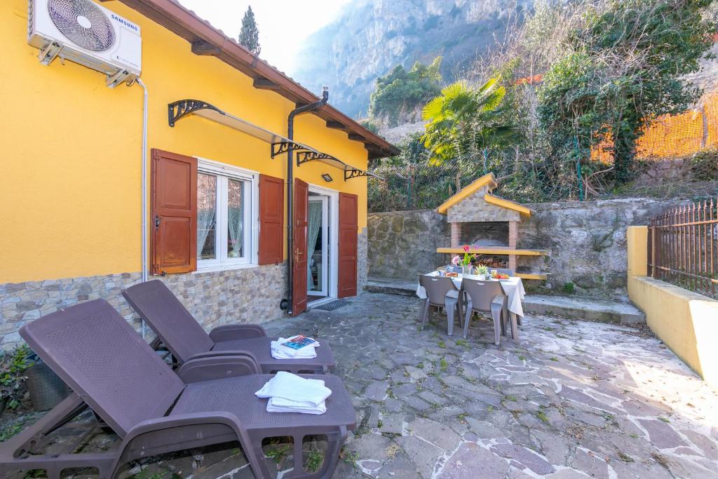 a patio with a table and chairs and a building at Cottage Brione - Happy Rentals in Arco