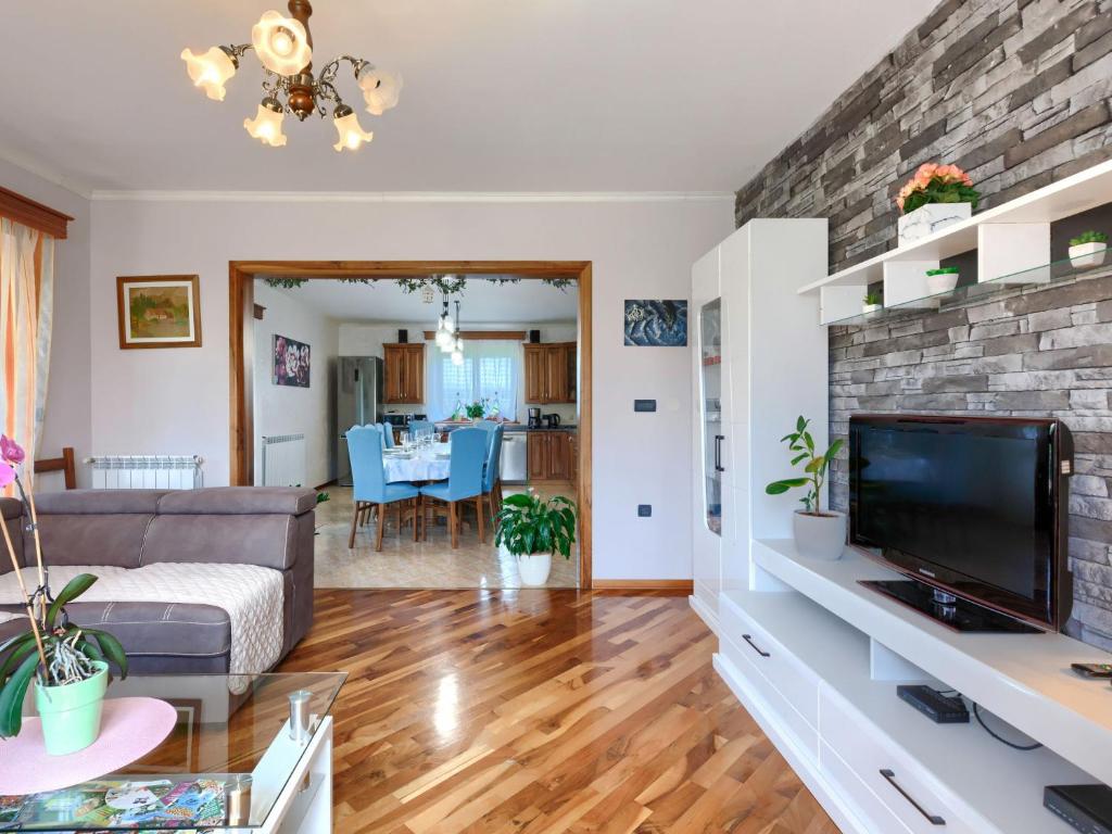 Televízia a/alebo spoločenská miestnosť v ubytovaní Holiday Home Villa Helena by Interhome