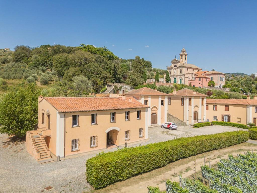 eine Luftansicht einer Villa mit Hof in der Unterkunft Apartment Casa della Dalcisa by Interhome in Sestri Levante