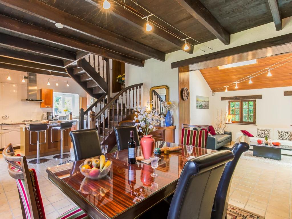 Un comedor y una sala de estar con mesa y sillas. en Holiday Home Ty Keriquel by Interhome, en Névez
