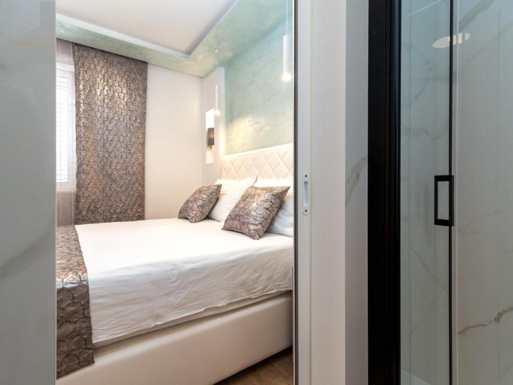 Postel nebo postele na pokoji v ubytování Apartment Mornar-3 by Interhome