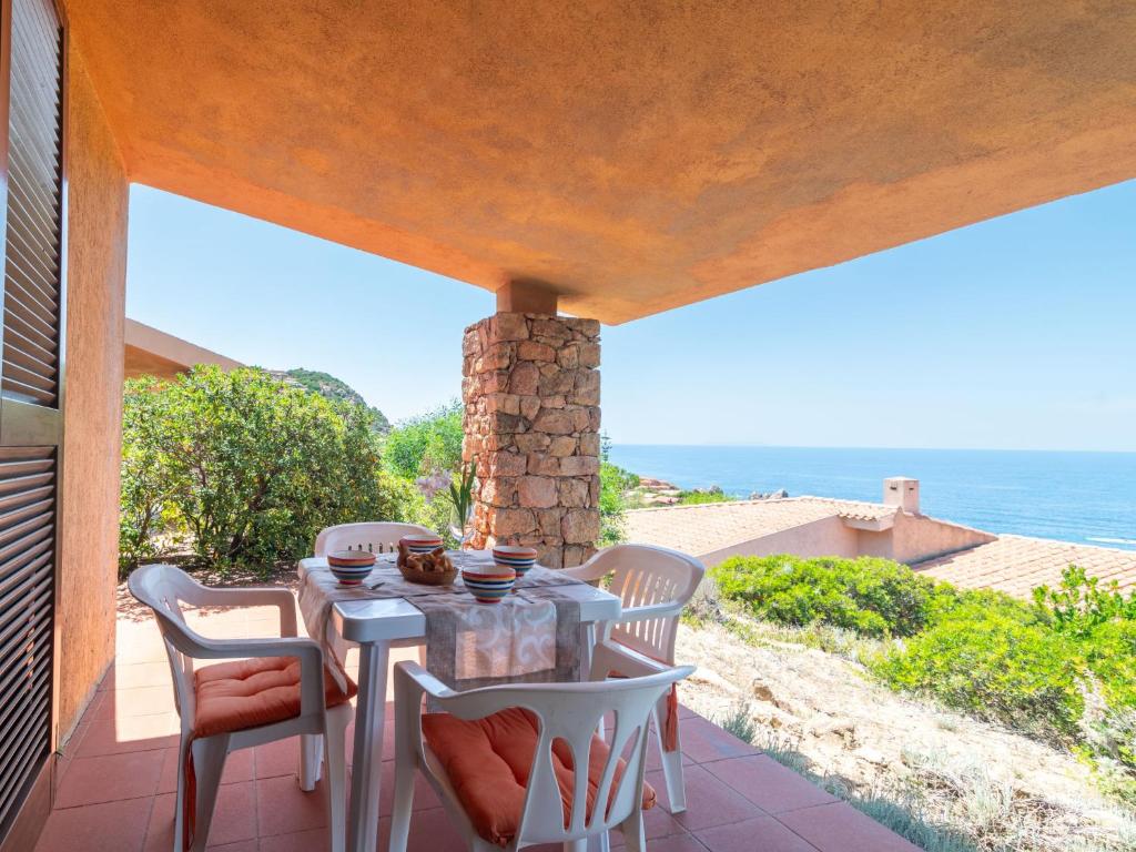コスタ・パラディーゾにあるHoliday Home Mare-2 by Interhomeの海の景色を望むパティオ(テーブル、椅子付)
