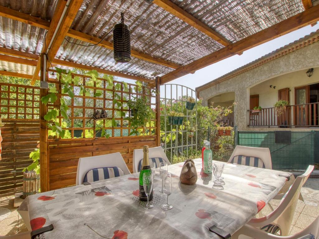 une table et des chaises sur une terrasse avec pergola dans l'établissement Holiday Home Le Brulat by Interhome, au Castellet