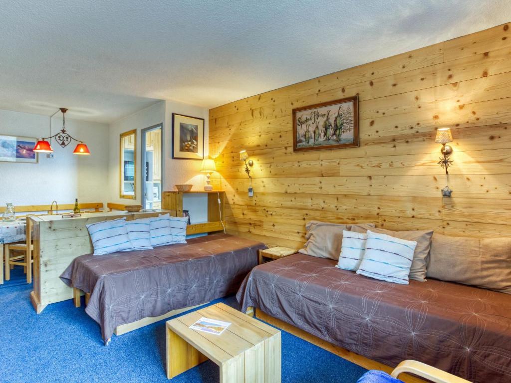 um quarto com duas camas e um sofá em Apartment Chanteneige La Croisette-1 by Interhome em Les Menuires