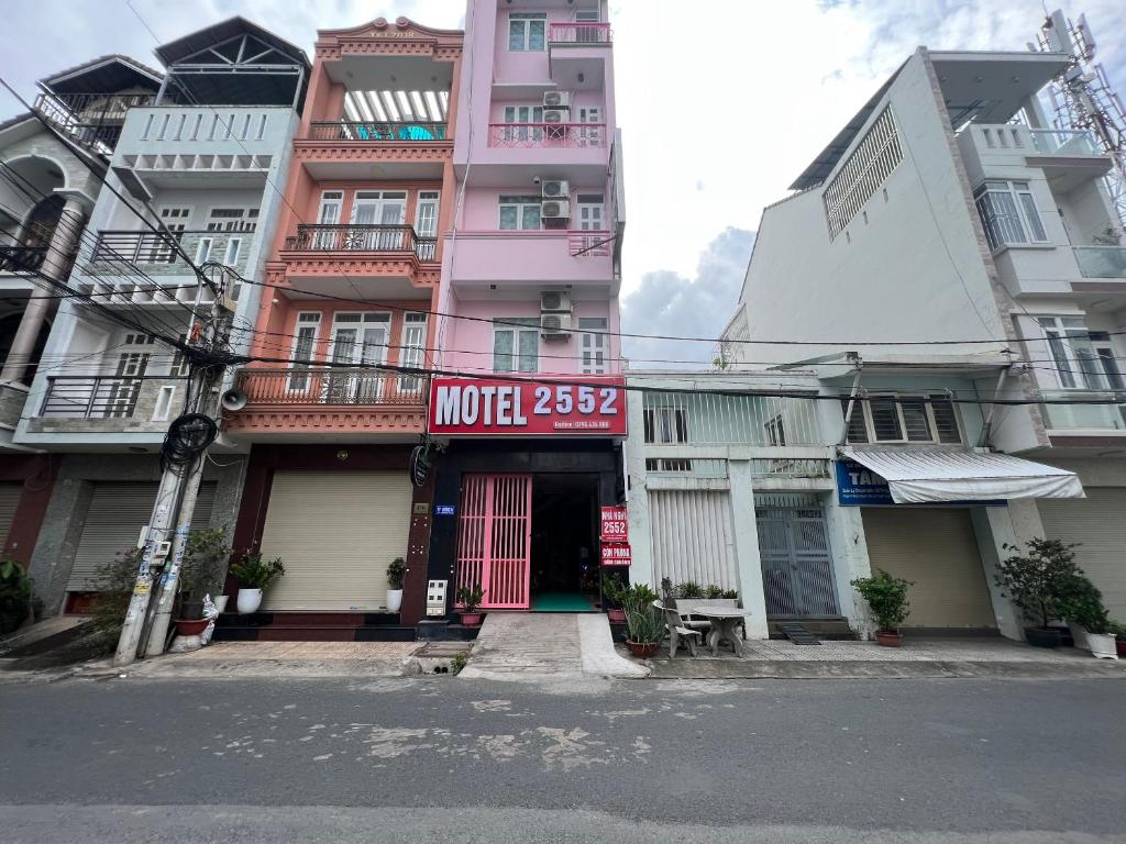 un bâtiment avec un panneau de motel devant lui dans l'établissement Nhà nghỉ 2552, đường D4 , KDC Võ Thị Sáu , phường Thống Nhất , thành phố Biên Hòa, à Biên Hòa