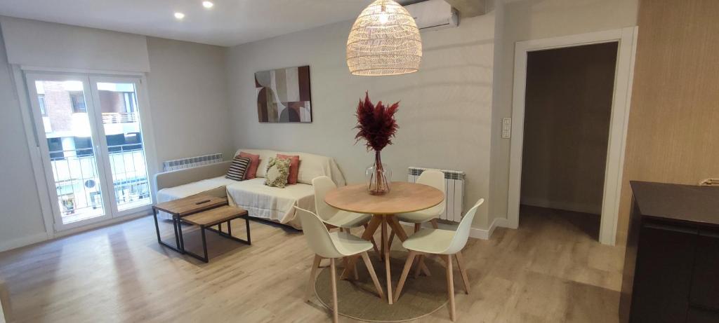 ein Wohnzimmer mit einem Tisch und einem Sofa in der Unterkunft Logroño Centric in Logroño