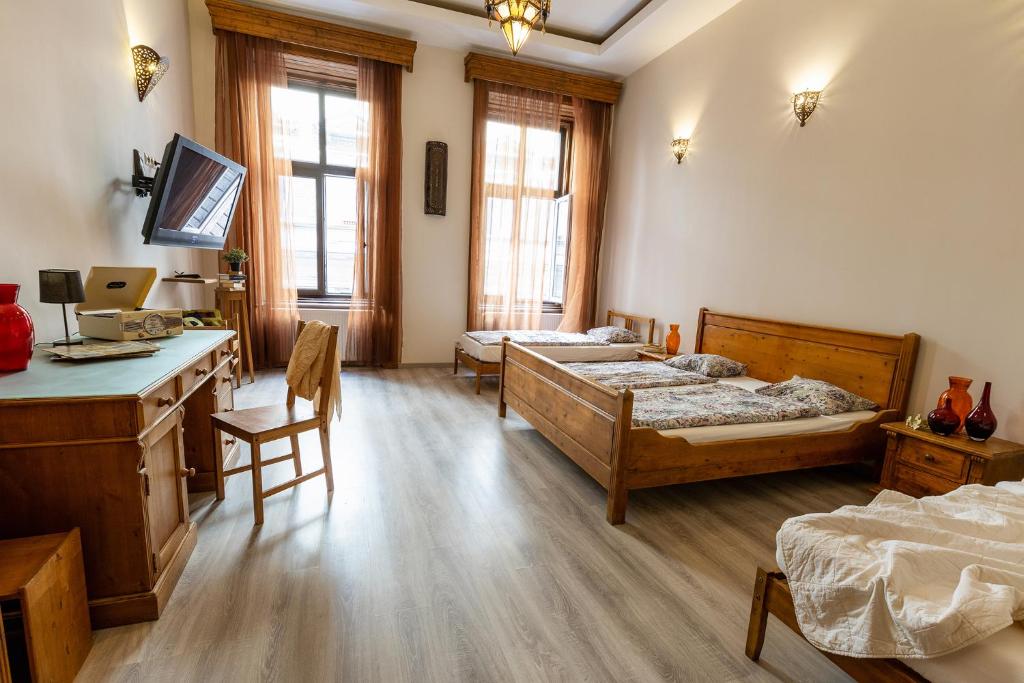 Postel nebo postele na pokoji v ubytování Friends Hostel & Apartments