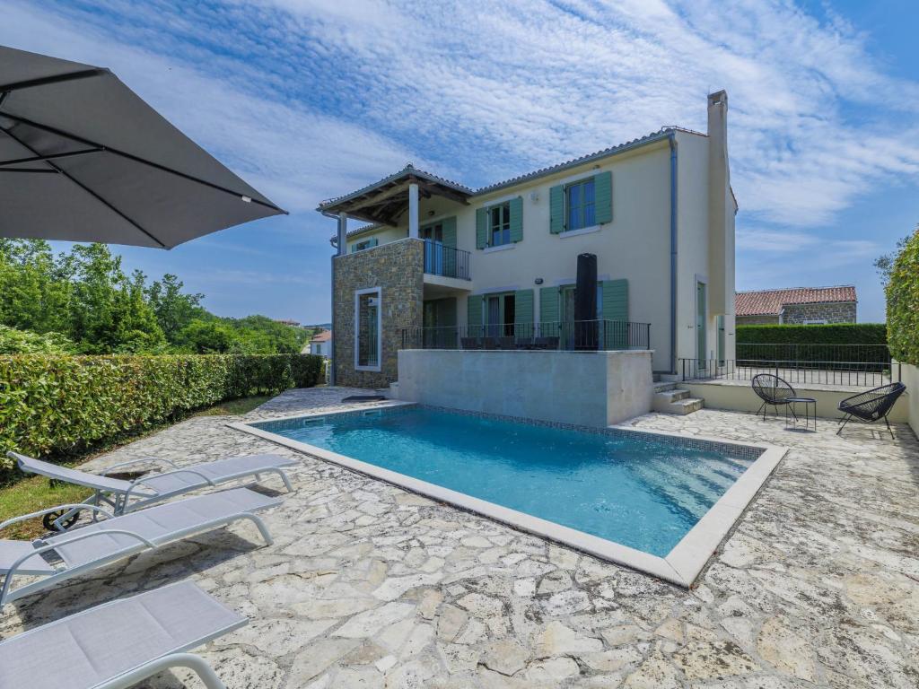 Donje Baredine的住宿－Villa Morgan by Interhome，一座带游泳池和房子的别墅