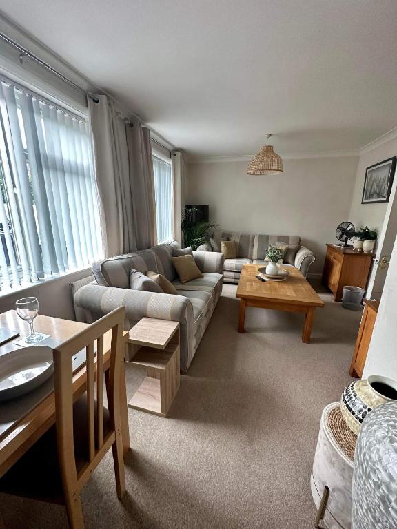 a living room with a couch and a table at Lovely 2 bed apartment sleeps 5 in Abingdon