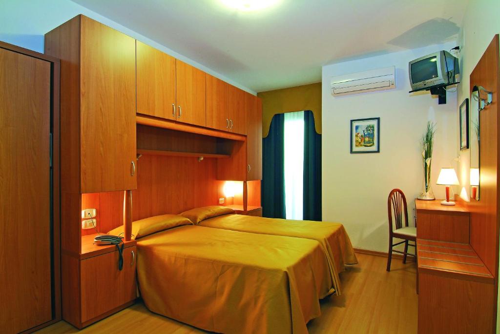 Postel nebo postele na pokoji v ubytování Hotel Garni Losanna