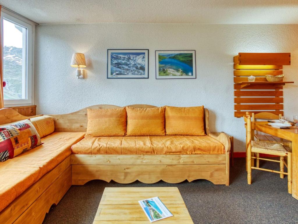 ein Wohnzimmer mit einem Sofa und einem Tisch in der Unterkunft Apartment Chanteneige La Croisette-4 by Interhome in Les Menuires