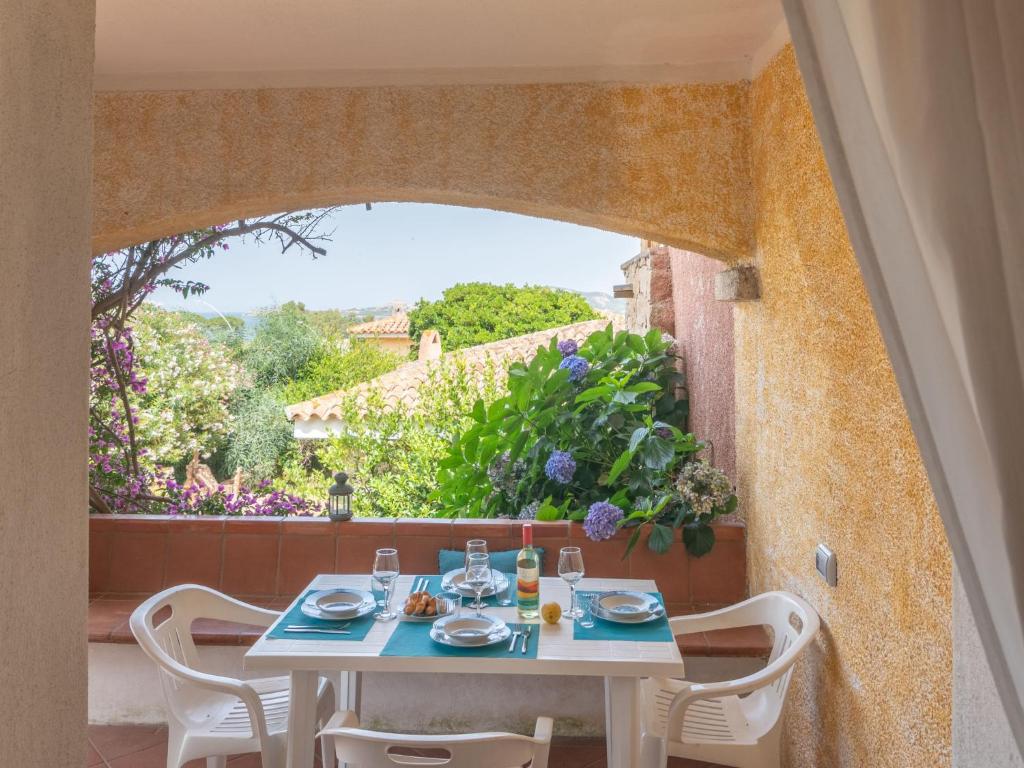 un tavolo e sedie su un balcone con vista di Apartment Trudi by Interhome a Cannigione