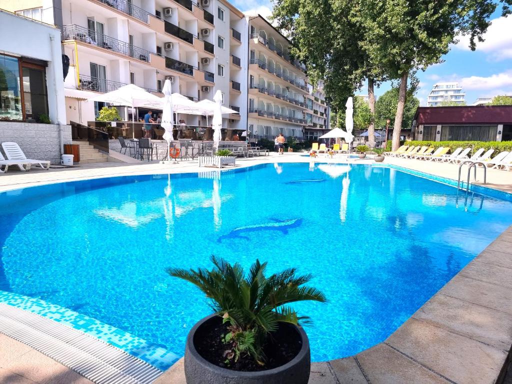 une grande piscine bleue dans un hôtel dans l'établissement Complex Modern All Inclusive, à Mamaia