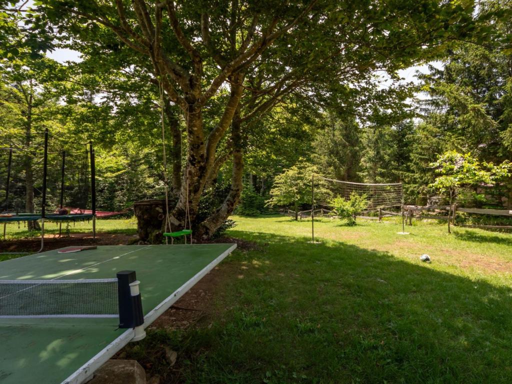 Tenis alebo squash v ubytovaní Holiday Home Legendao by Interhome alebo jeho okolí