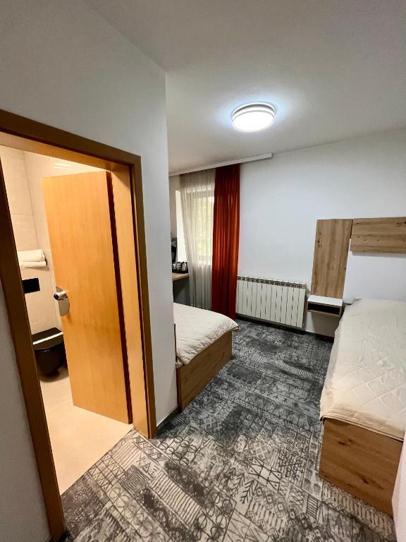 Postel nebo postele na pokoji v ubytování Hotel Brkić Sarajevo Airport - Free Parking