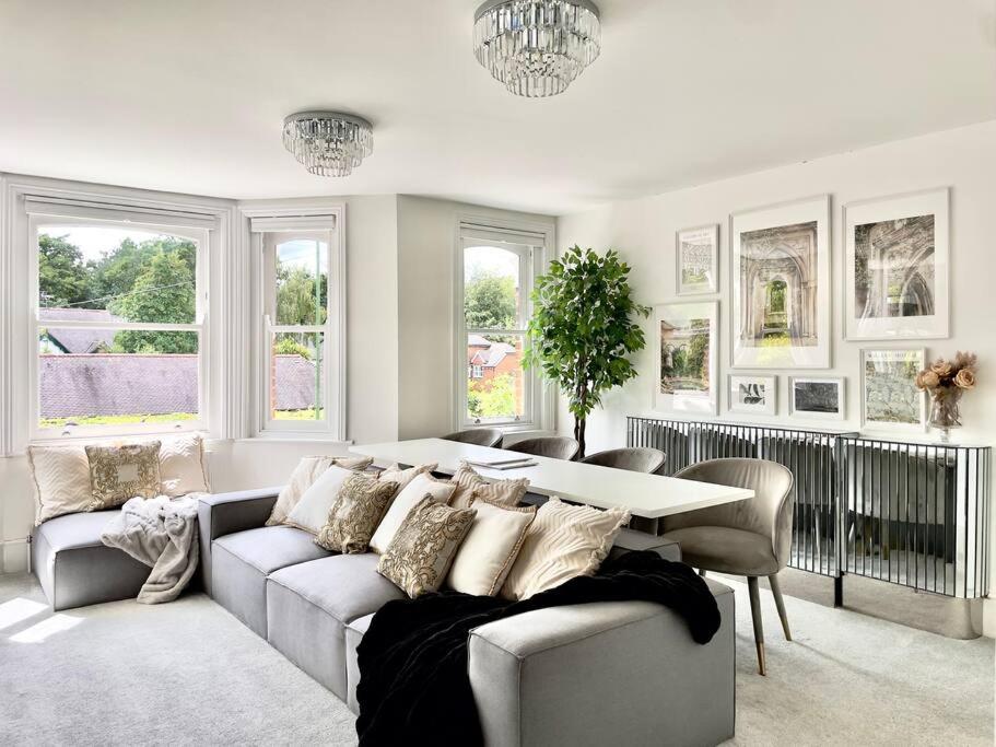 Lovely Central Horsham Home في هورشام: غرفة معيشة مع أريكة وطاولة