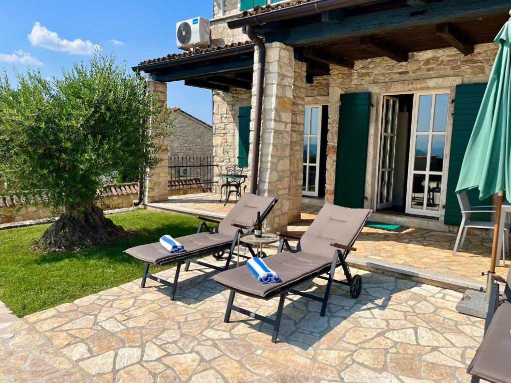 Patio alebo iná vonkajšia časť ubytovania Villa Filoreto