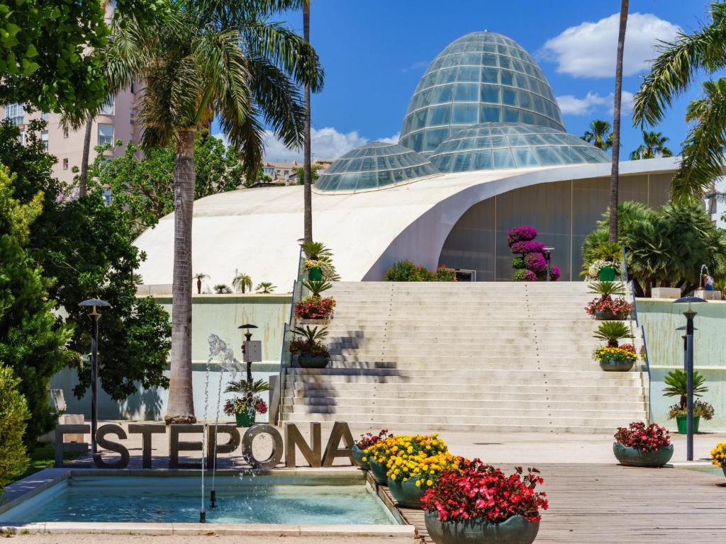 Bazén v ubytovaní Holiday Home La Palmera by Interhome alebo v jeho blízkosti