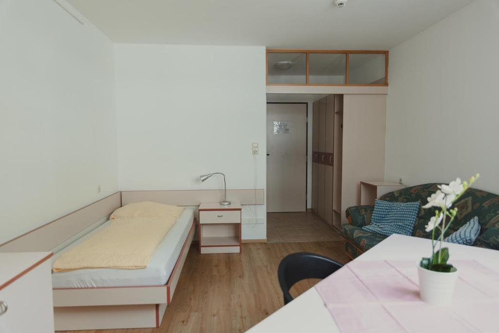 Postel nebo postele na pokoji v ubytování Sommerhotel Karwendel