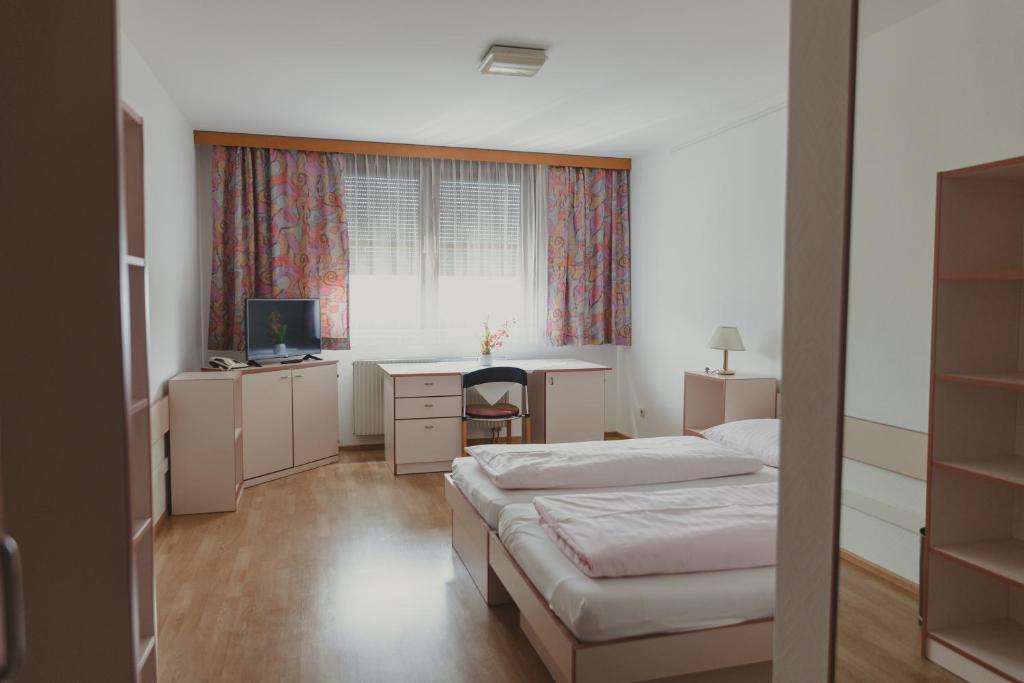 Postel nebo postele na pokoji v ubytování Sommerhotel Karwendel