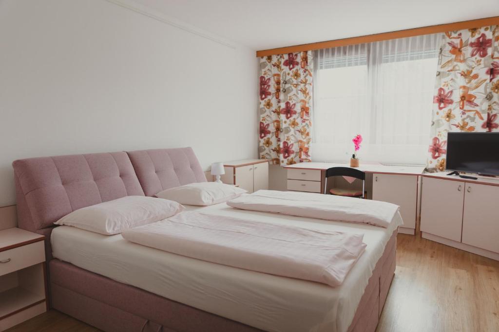 Postel nebo postele na pokoji v ubytování Sommerhotel Karwendel