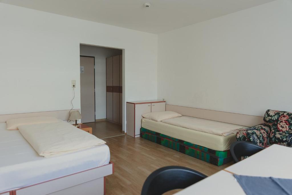 Postel nebo postele na pokoji v ubytování Sommerhotel Karwendel