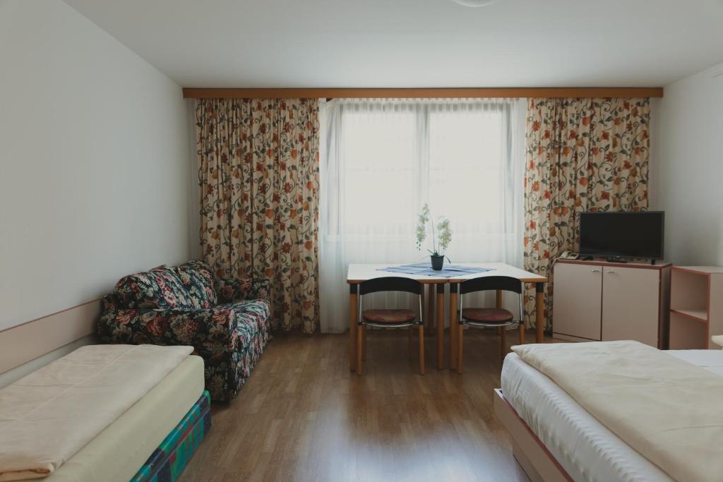 Postel nebo postele na pokoji v ubytování Sommerhotel Karwendel