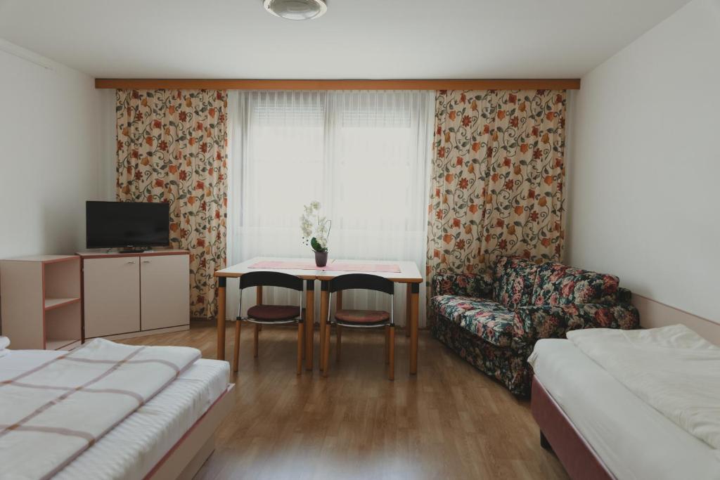 Postel nebo postele na pokoji v ubytování Sommerhotel Karwendel
