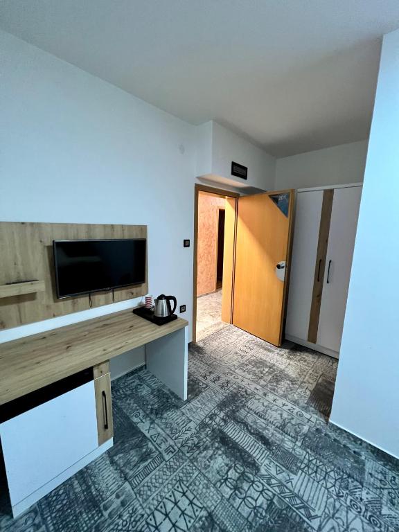 TV a/nebo společenská místnost v ubytování Hotel Brkić Sarajevo Airport - Free Parking