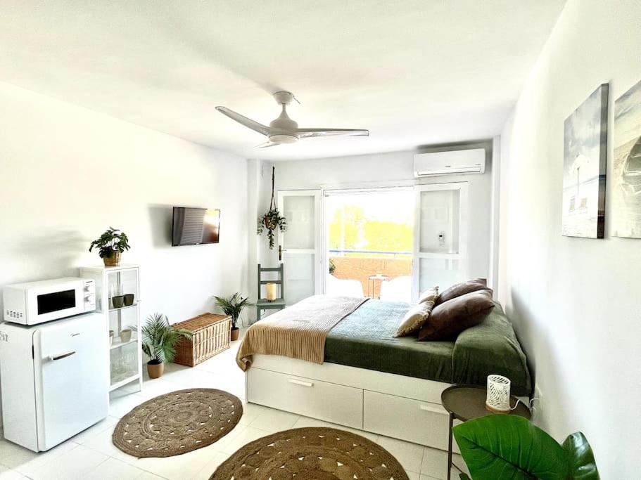 ein weißes Schlafzimmer mit einem Bett und einem Fenster in der Unterkunft Estudio Naturista Indalo in Vera