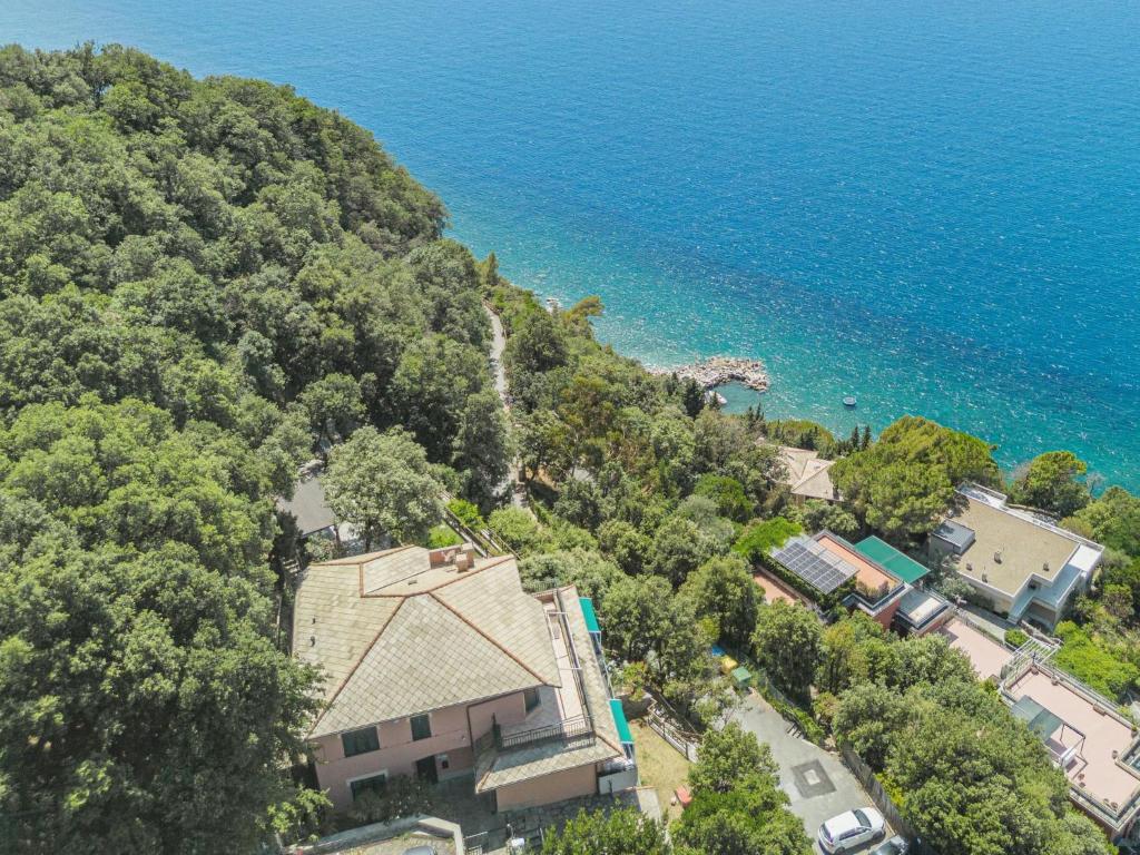 een luchtzicht op een huis naast de oceaan bij Apartment Lambrusca by Interhome in Moneglia