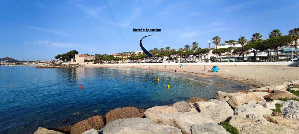 - une vue sur une plage avec des rochers dans l'eau dans l'établissement Petit Studio simple au bord des plages, à La Ciotat