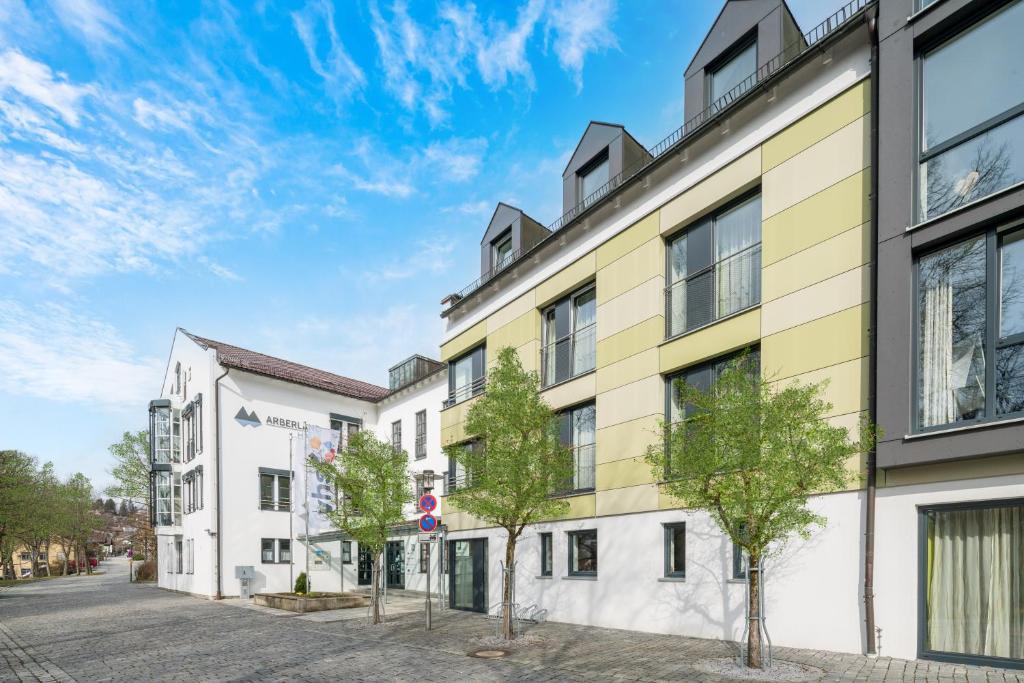 un condominio con alberi di fronte di Arberland Tagungshaus a Regen