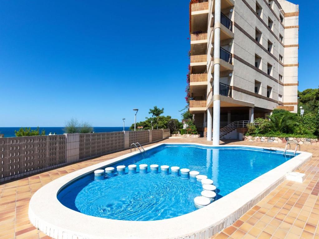 uma piscina em frente a um edifício em Apartment Maresto 1 by Interhome em Salou