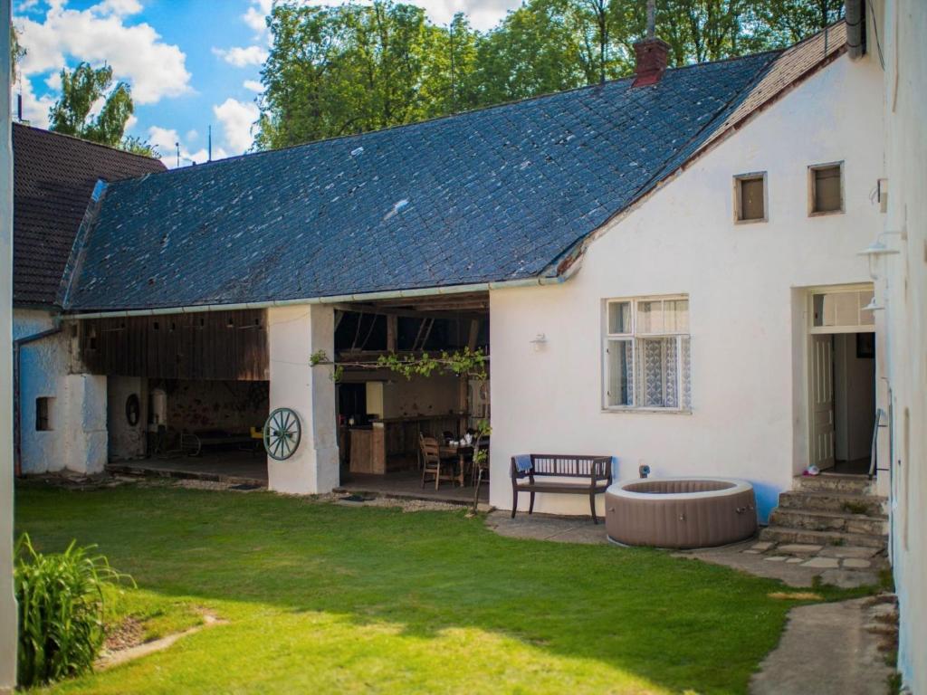 een wit huis met een patio en een tuin bij Holiday Home Kojetice na Moravě by Interhome in Kojetice