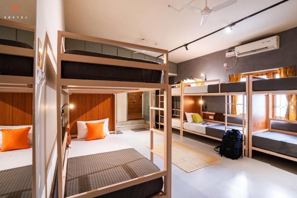 Zimmer mit Etagenbetten in einem Hostel in der Unterkunft Zostel Kochi (Ernakulam) in Ernakulam