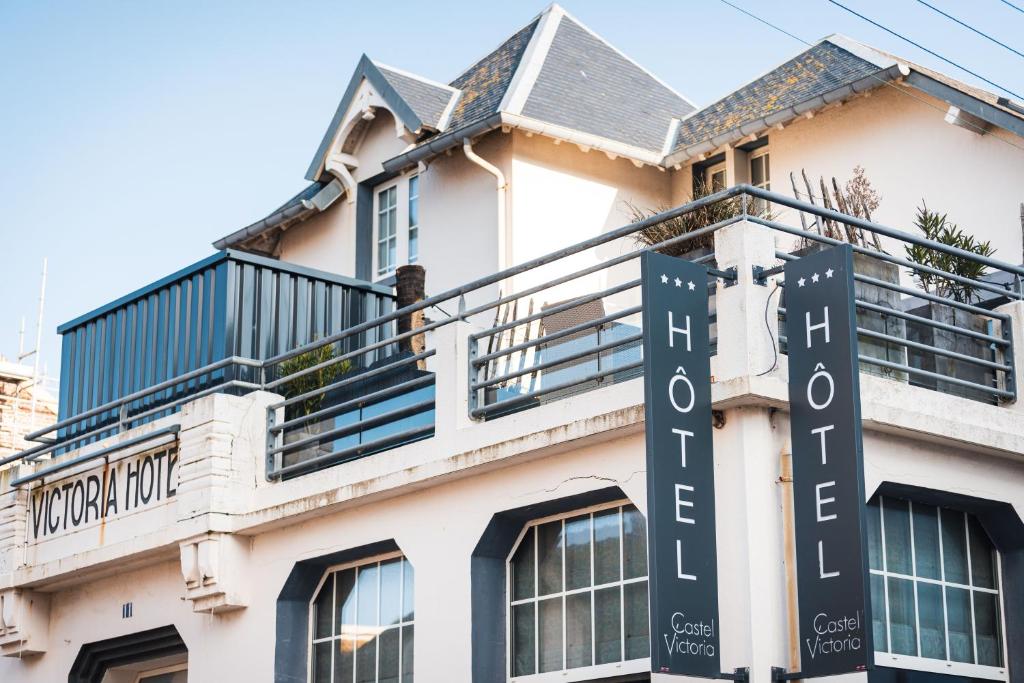 un edificio con un cartel en el costado en Castel Victoria, en Le Touquet-Paris-Plage