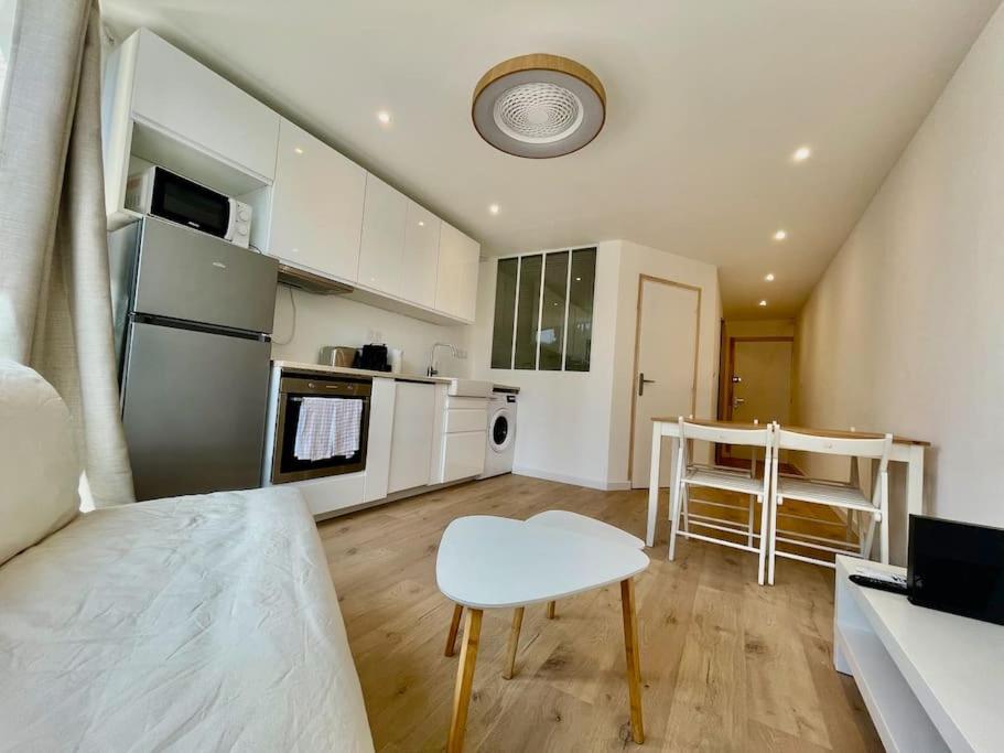 - une cuisine avec un lit et une table dans une chambre dans l'établissement PGH N20 - Centre-Ville, à La Grande Motte