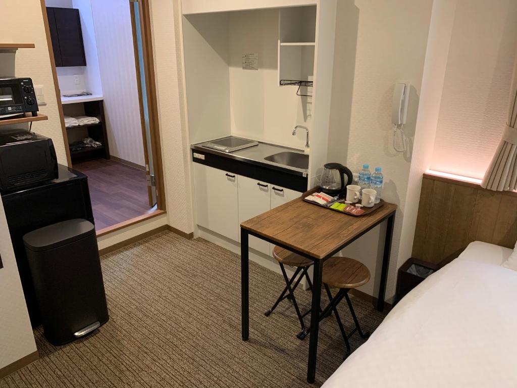 Kuchyň nebo kuchyňský kout v ubytování 若 京都河原町ホテル Waka Kyoto Kawaramachi Hotel