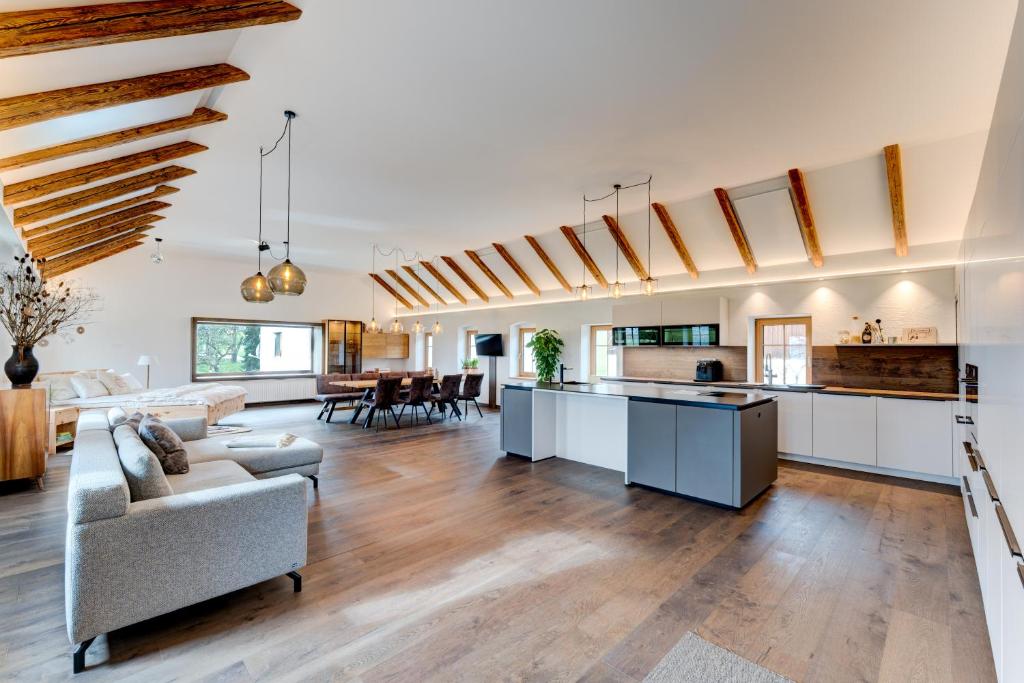 Køkken eller tekøkken på außergewöhnliches loft in ehemaligem stallgebäude