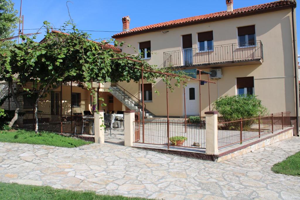 un edificio con una escalera delante de él en Apartment for 4 person in Liznjan,Istrien,Kroatien en Ližnjan