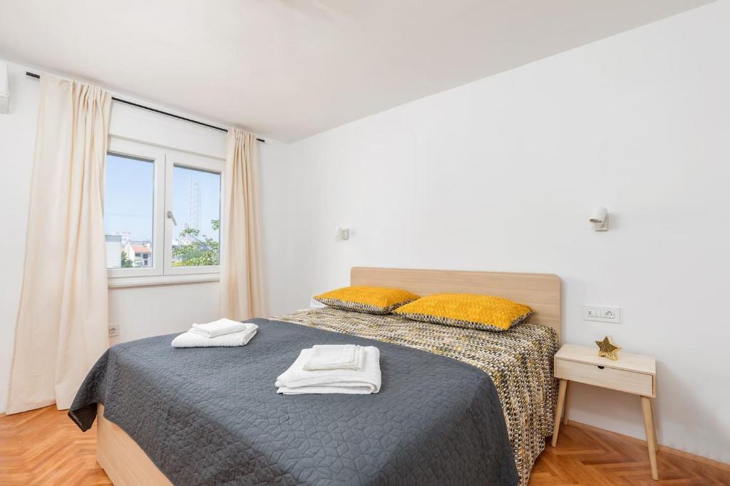 une chambre avec un lit avec deux serviettes dessus dans l'établissement Sunny Aura - travel & work - with parking, à Pula