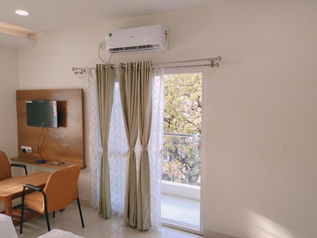 Sambhrama Residency - Deluxe Double Room With Balcony