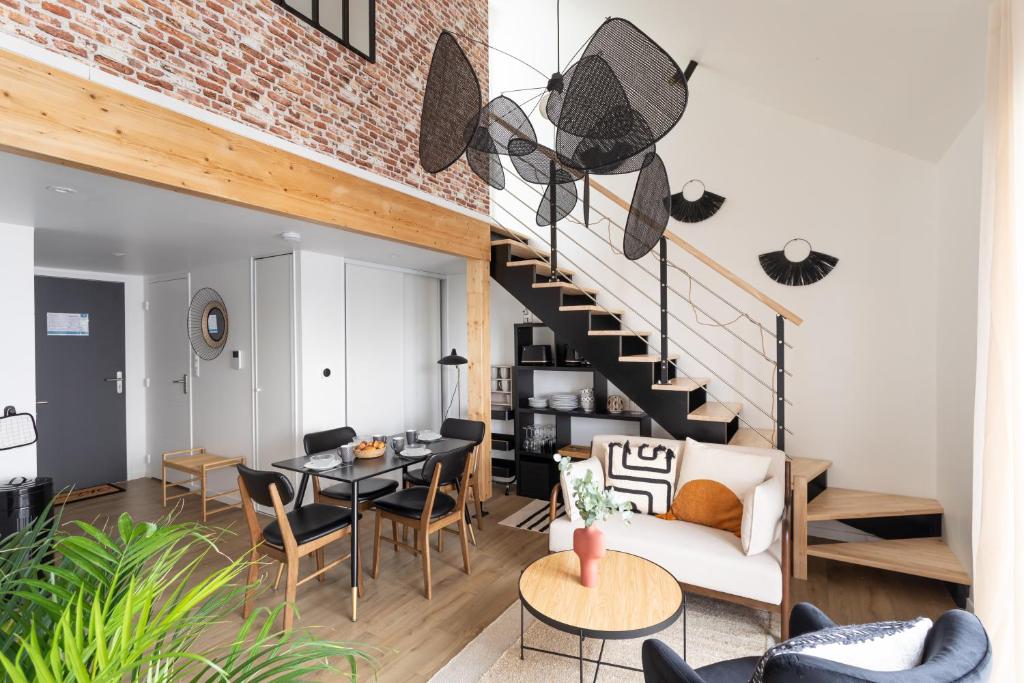 Cet appartement loft dispose d'un escalier et d'un salon. dans l'établissement Le Saint Martin Bis - Bel appartement moderne et confortable, à Rennes