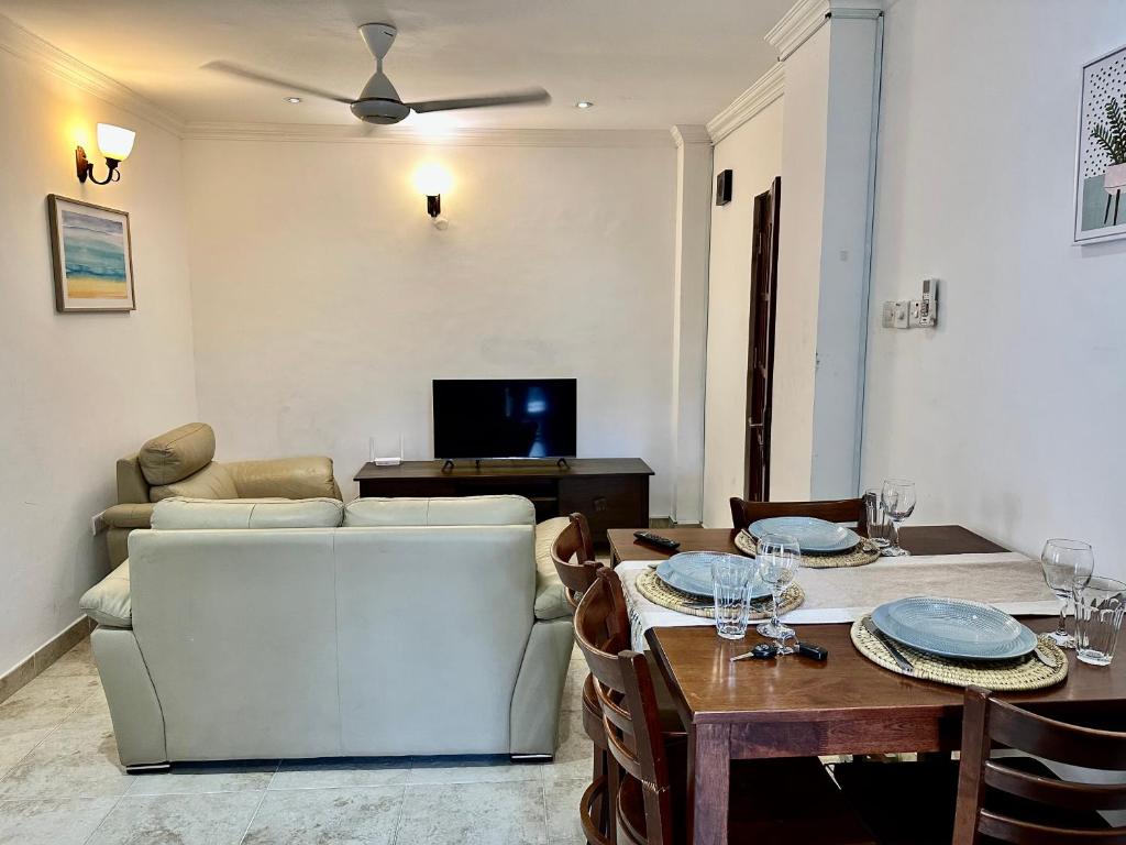 sala de estar con sofá y mesa en Ocean Oasis 2Br Condo en Dar es Salaam
