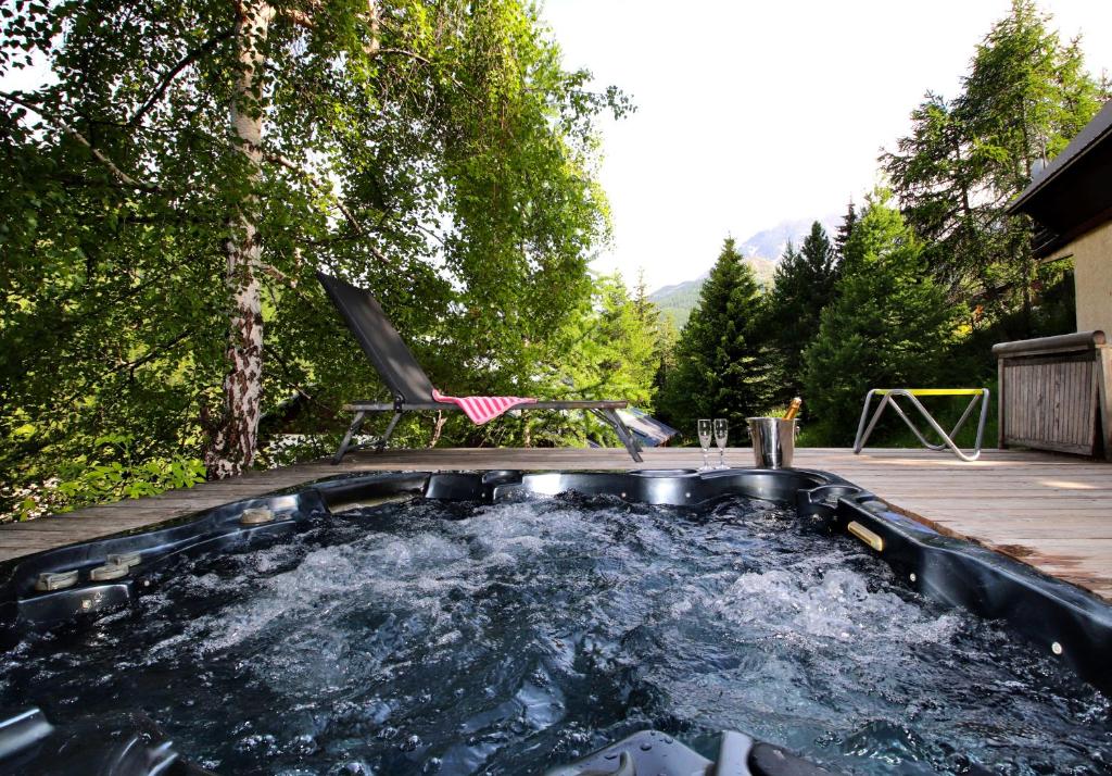 una bañera de hidromasaje en medio de un patio en Ski-in/Ski-out Chalet, Quiet Location, and Jacuzzi, en Vars