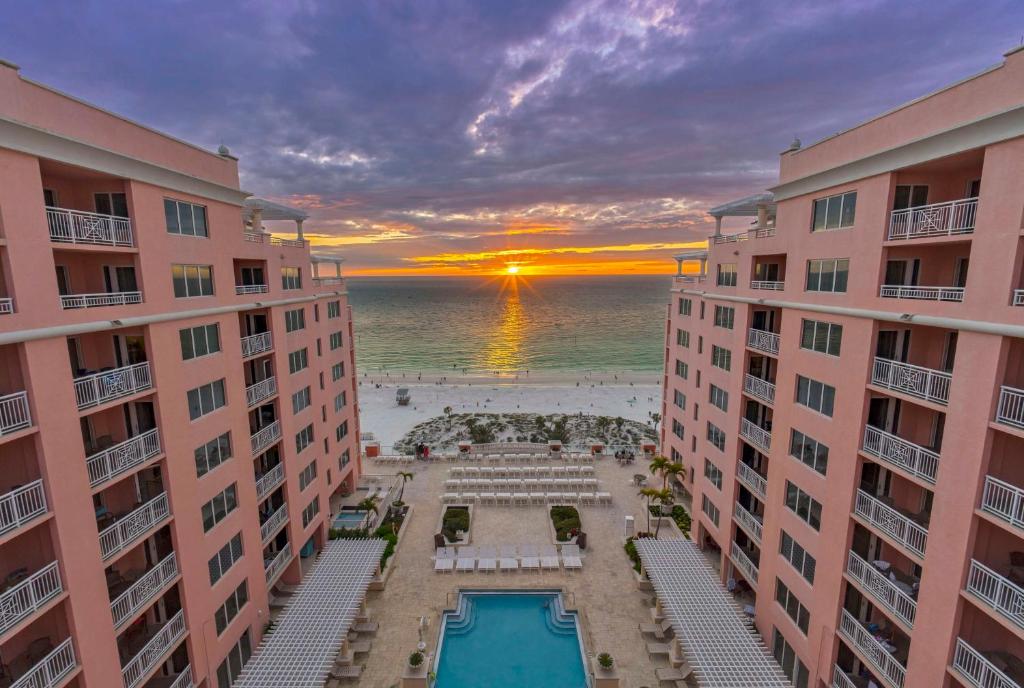 een luchtzicht op twee gebouwen met een zwembad en de oceaan bij Hyatt Regency Clearwater Beach Resort & Spa in Clearwater Beach