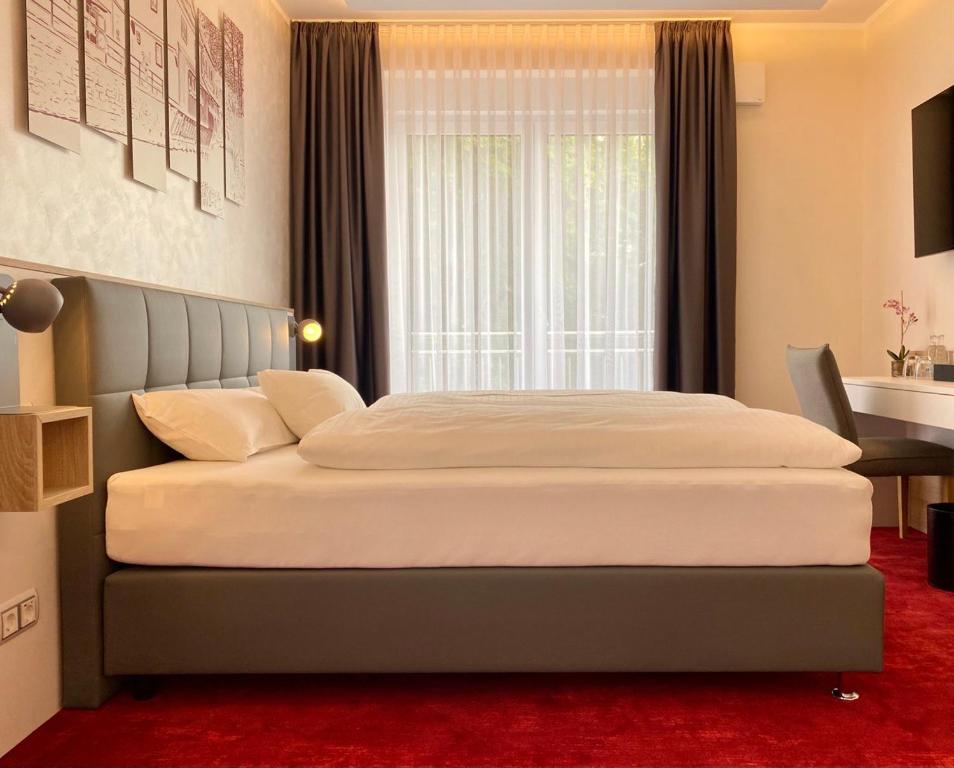 Postel nebo postele na pokoji v ubytování Hotel am Waldkasino