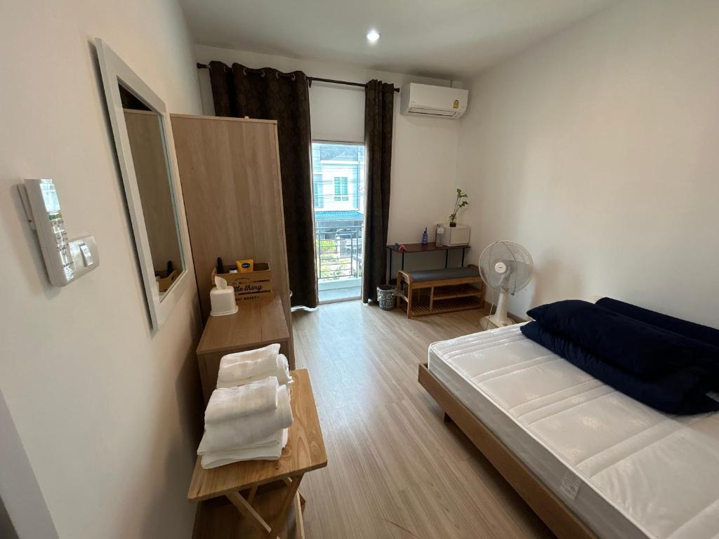 een slaapkamer met een bed en een groot raam bij ไนซ์สเตย์ เฮาส์ แอทคลองสาม รังสิต คลองหลวง ปทุมธานี Nice Stay House at Khlong Sam - Rangsit - Khlong Luang - Phathumthani in Ban Talat Rangsit