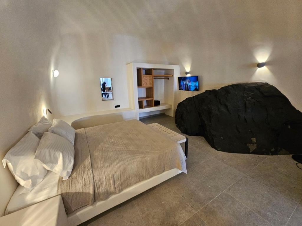 Postel nebo postele na pokoji v ubytování Petroma Cave Suites
